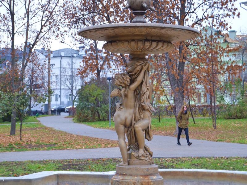 Фонтан XIX века в Ленинском саду guidego.ru