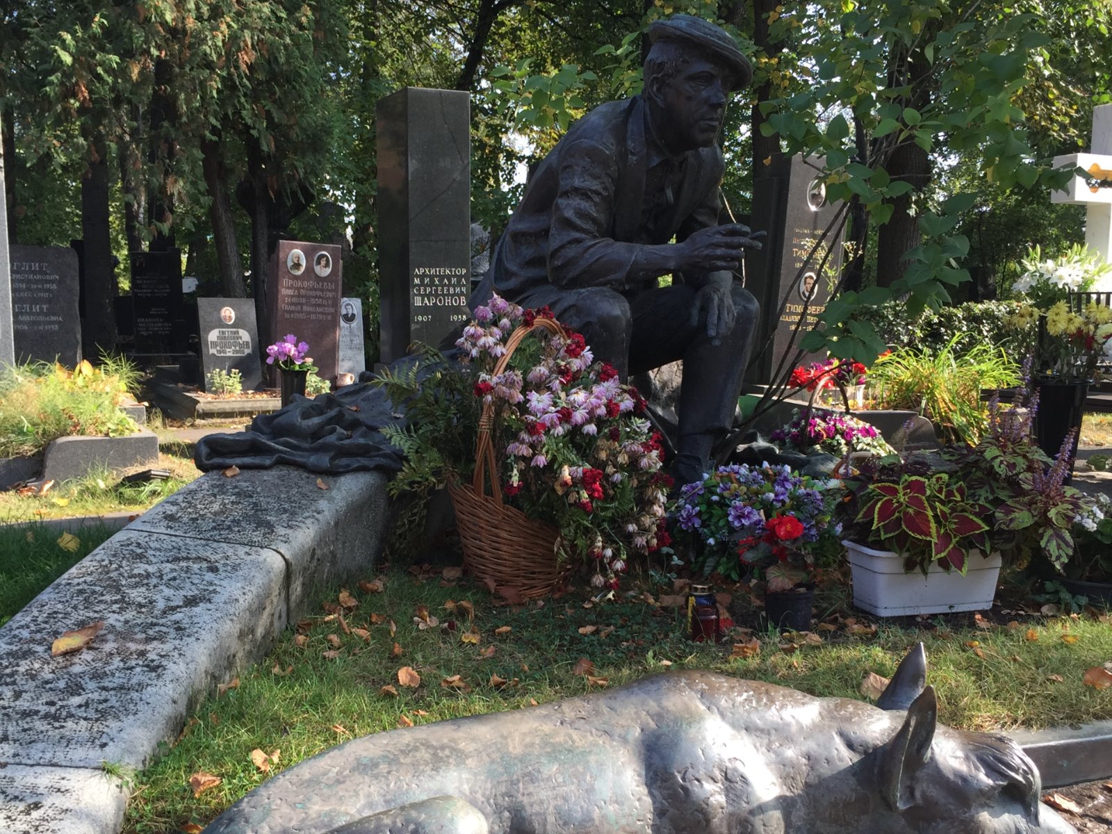 Надгробный памятник Юрию Никулину guidego.ru