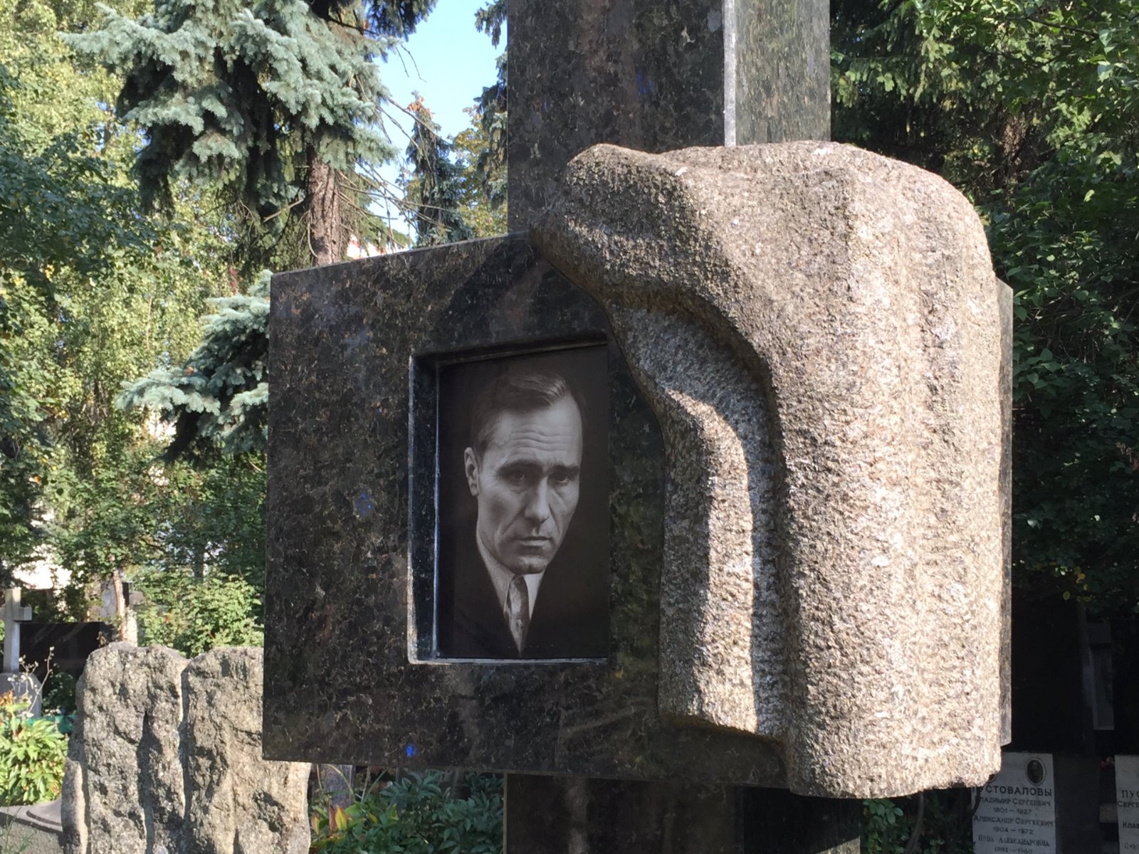Надгробный памятник В.М. Шукшину guidego.ru