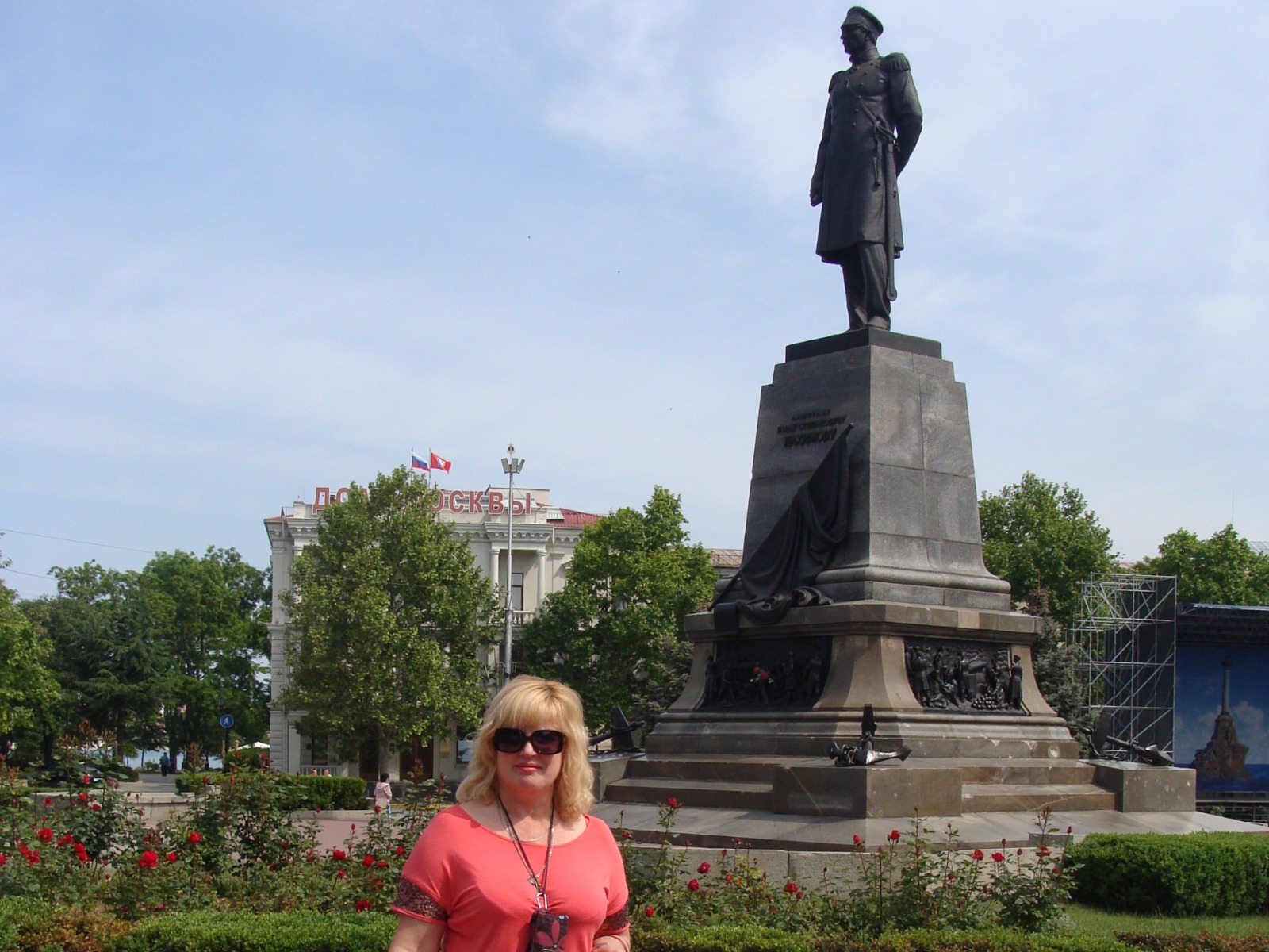 Около памятника адмиралу Нахимову 