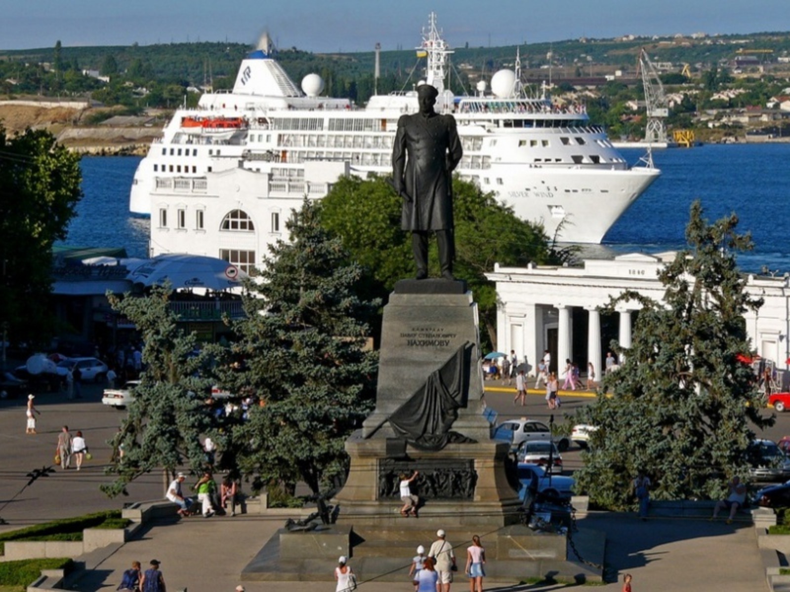 Памятник адмиралу Нахимову в Севастополе guidego.ru