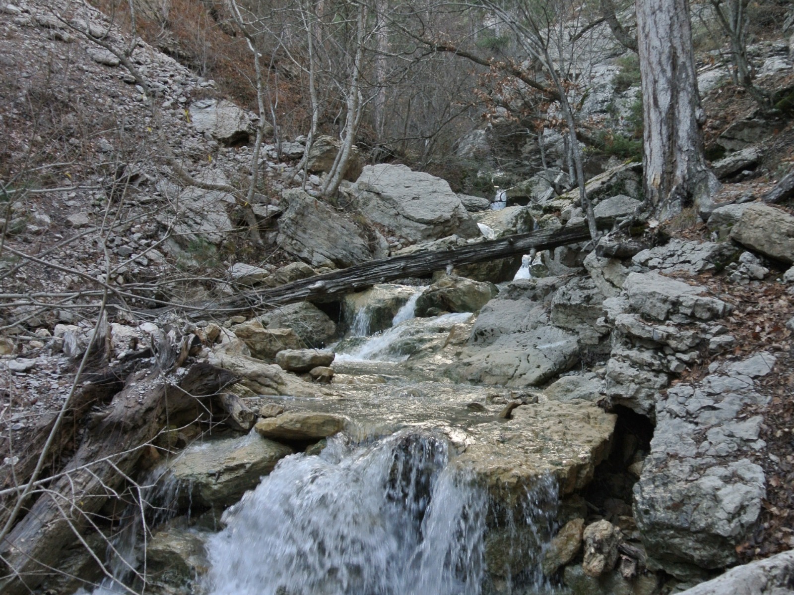Река Учан-Су, формирующая одноимённый водопад  