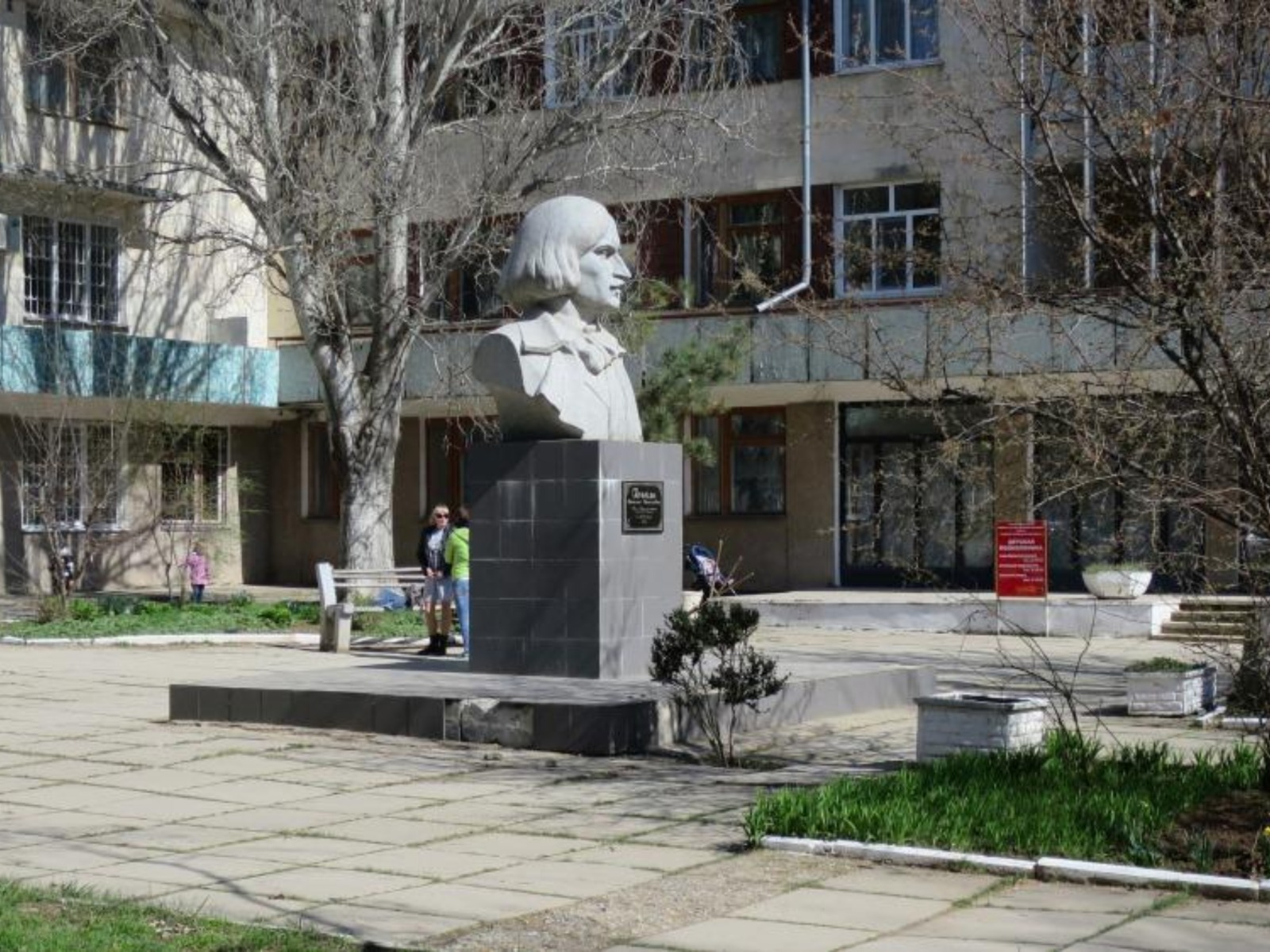 Памятник Н.В.Гоголю guidego.ru