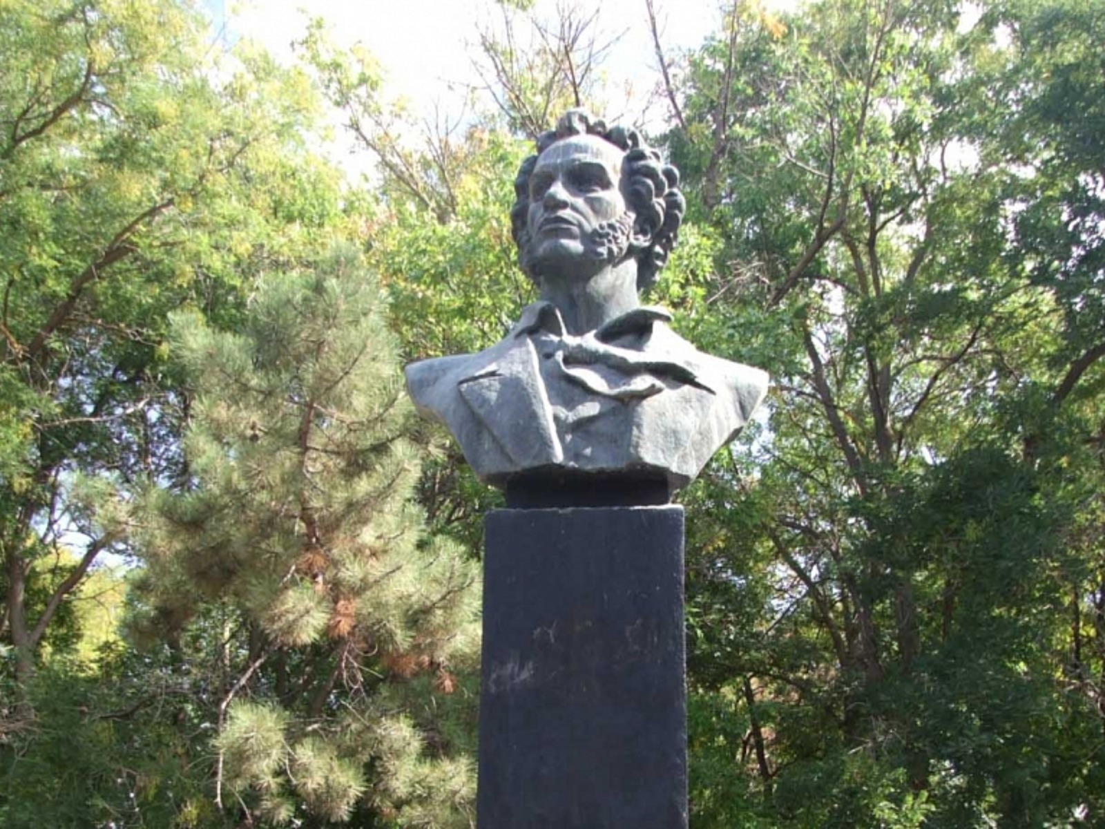 Памятник А.С. Пушкину, Саки guidego.ru