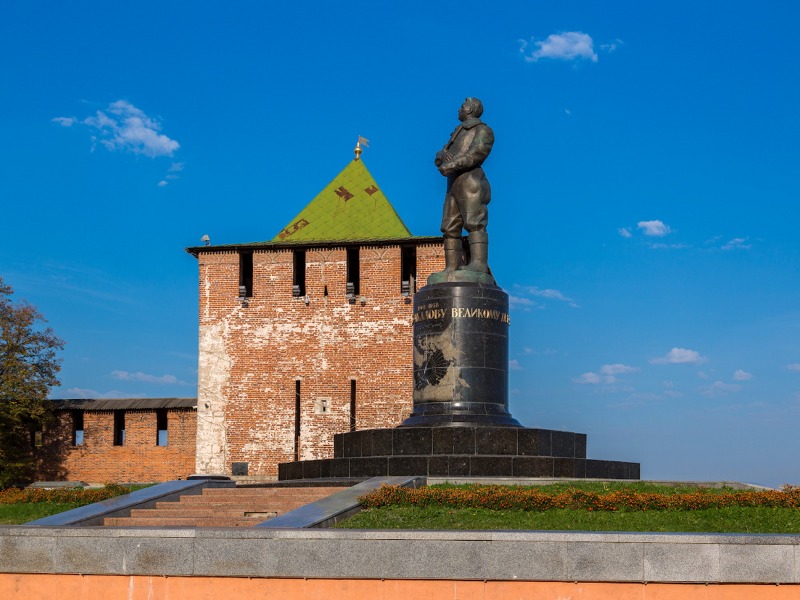 Памятник Чкалову и Кремль