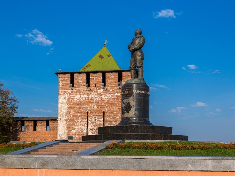 Памятник Чкалову и Георгиевская башня Кремля