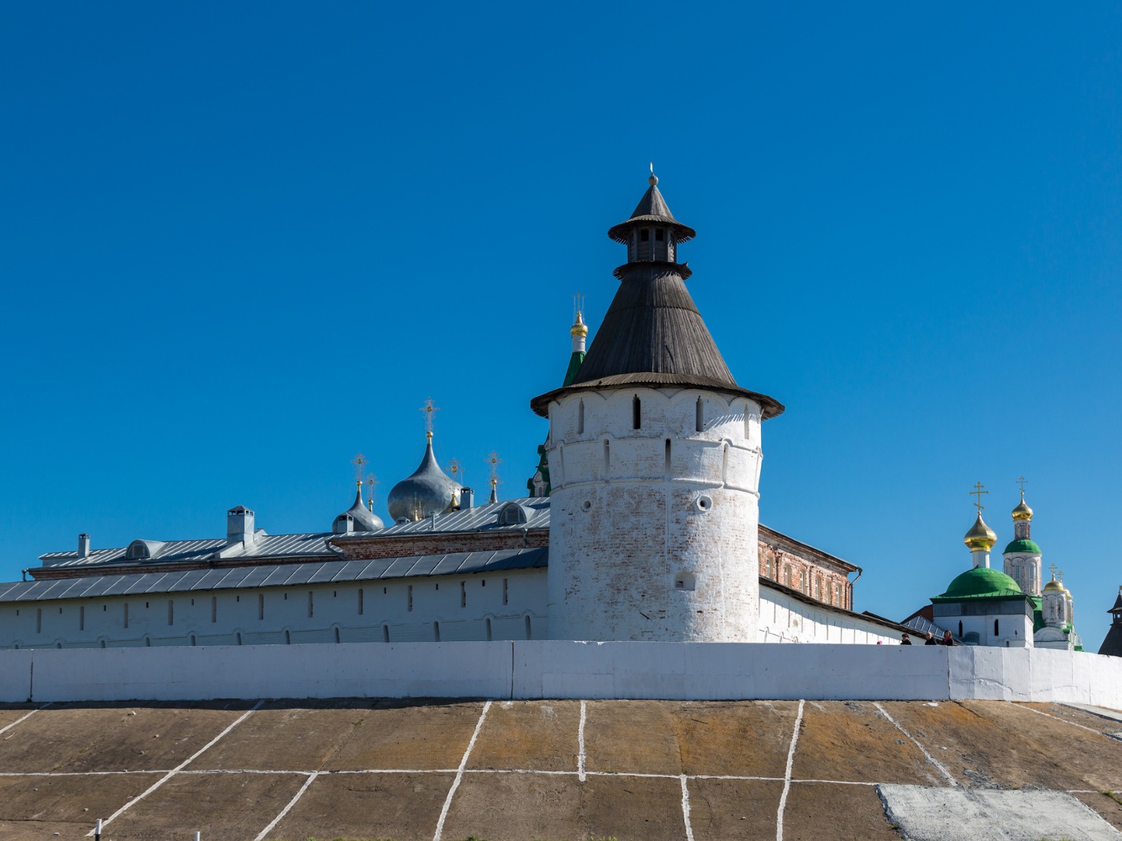 Стены Макарьевского монастыря  