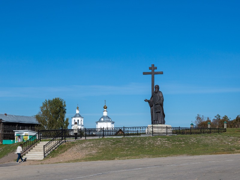 Памятник Макарию Желтоводскому
