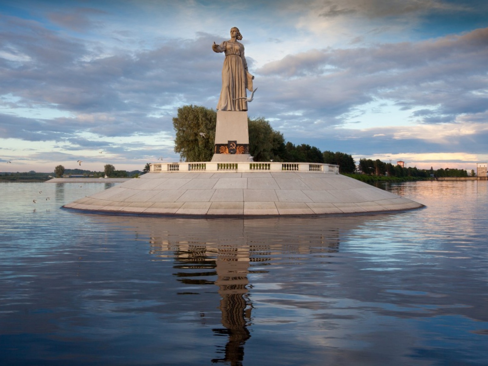 Монумент "Волга-мать"  