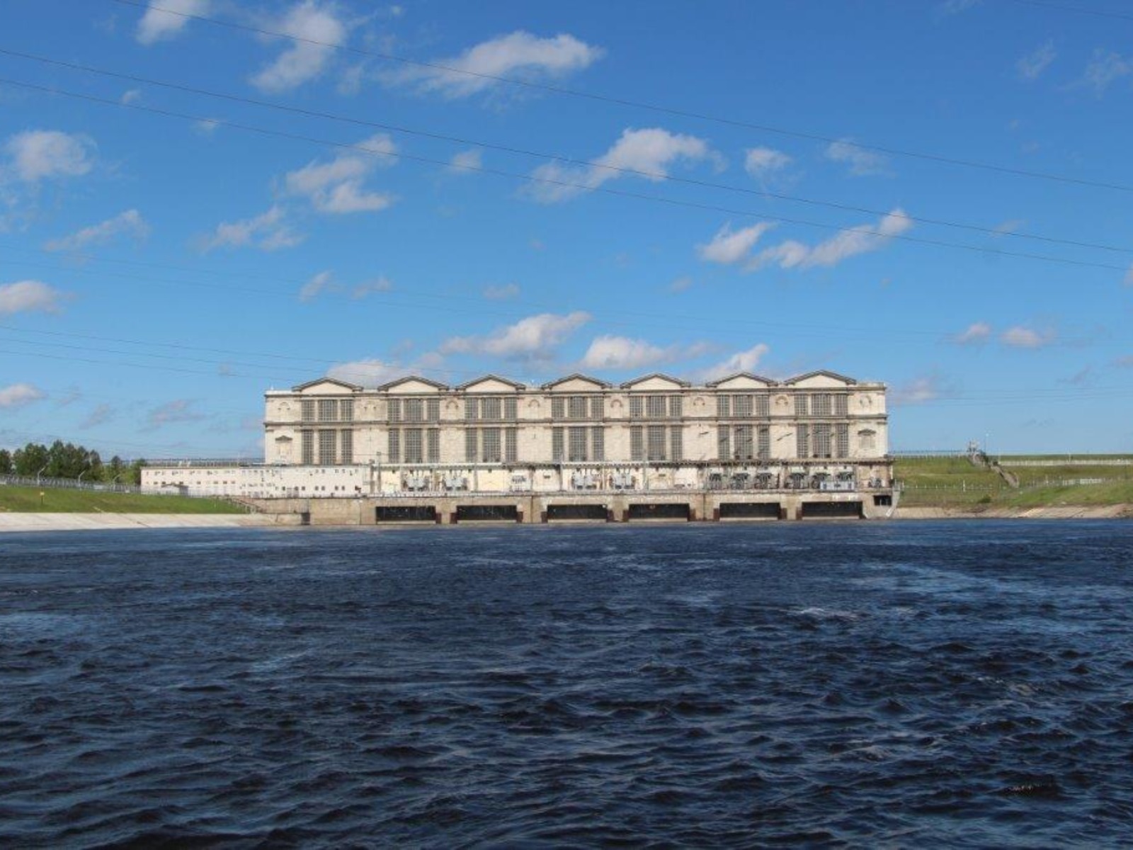 ГЭС и водохранилище в Рыбинске 