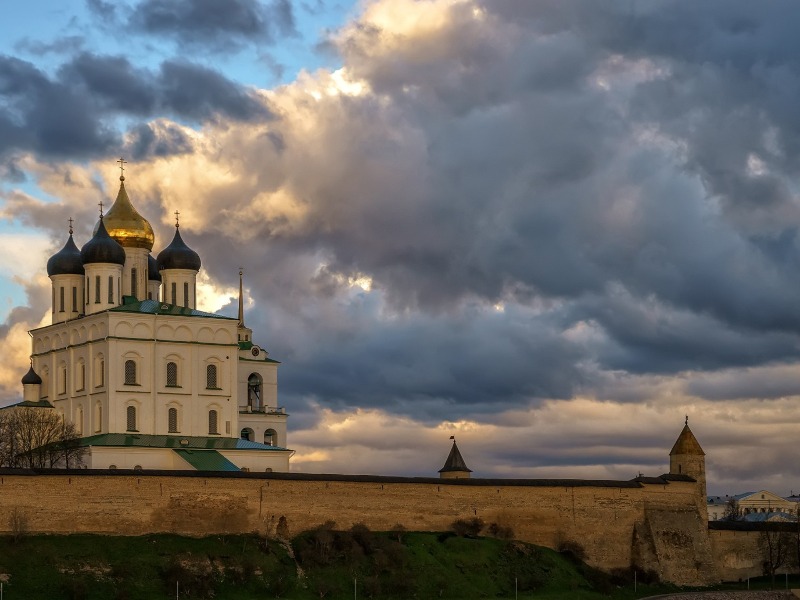 Обзорная автобусная экскурсия «Псков – Изборск – Печоры» - групповая экскурсия в Пскове на автобусе длительностью 9 часов с количеством участников более 20 человек цена экскурсии 4100₽