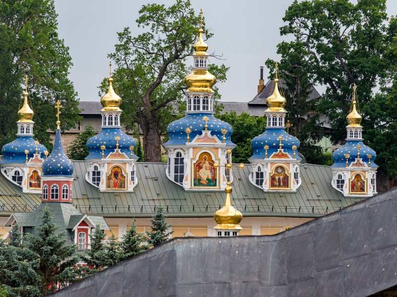 Свято-Успенский Псково-Печерский монастырь, купола Успенского собора  