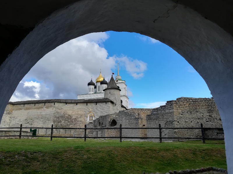 Обзорная экскурсия по Псковскому Кремлю – «сердцу города» - индивидуальная экскурсия в Пскове пешком длительностью 1.5 часа с количеством участников до 5 человек цена экскурсии 4500₽