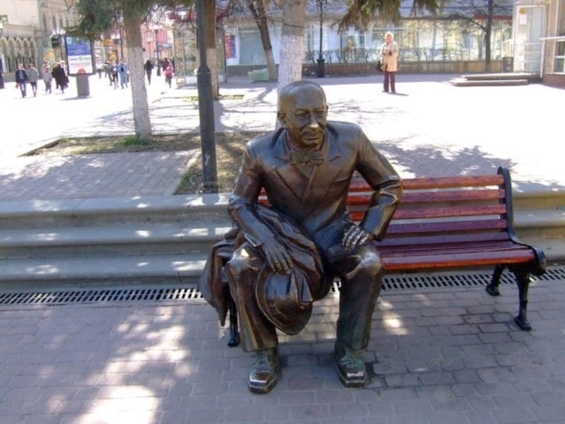 Памятник Евстигнееву