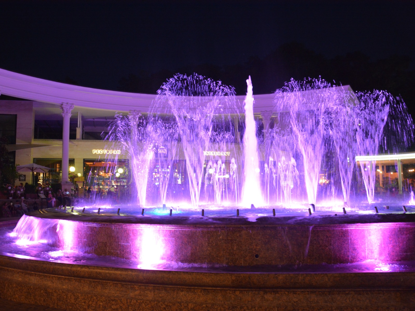 Цветомузыкальный фонтан вечером в Кисловодске - место сосредоточения всех курортников  