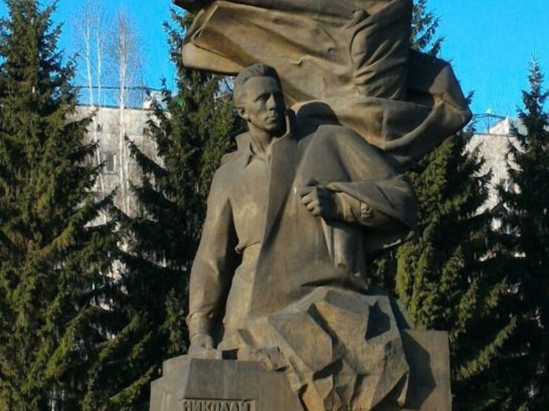 Памятник легендарному разведчику Н.И. Кузнецову. До ВОв он работал на Уралмаше