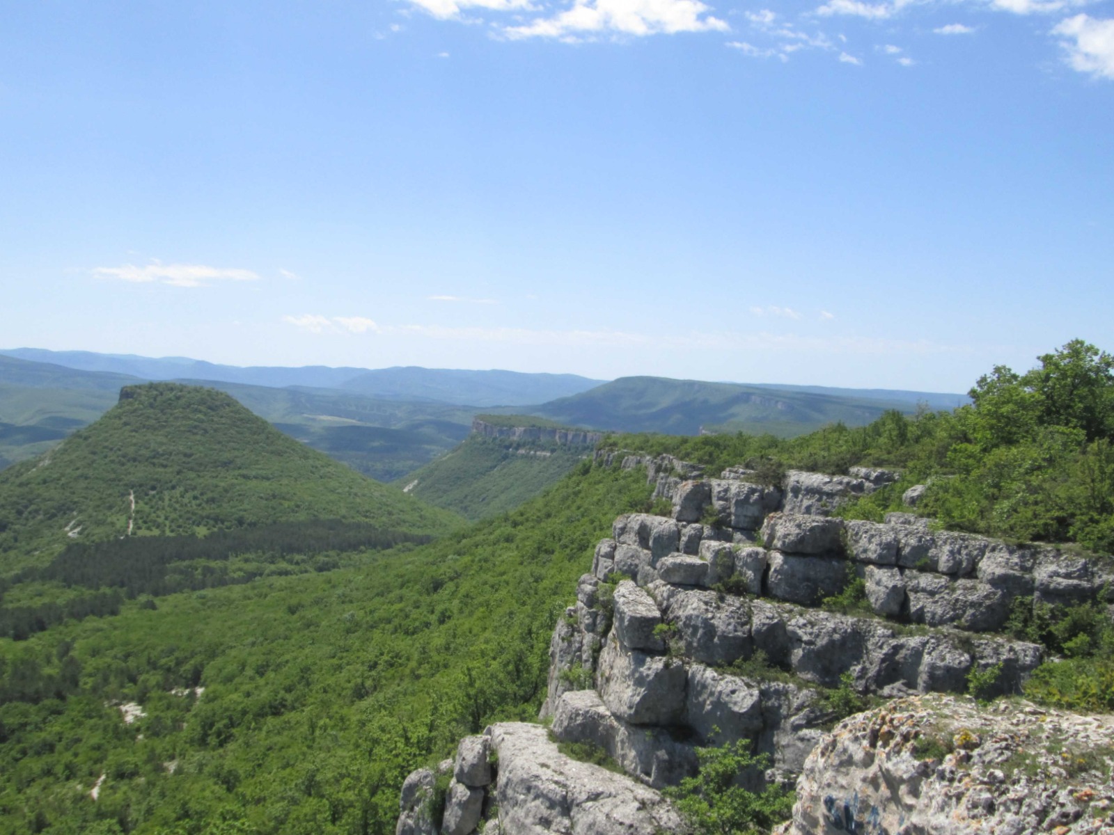Пейзаж с видом на пещерные города Тепе-Кермен и Кыз-Кермен guidego.ru 