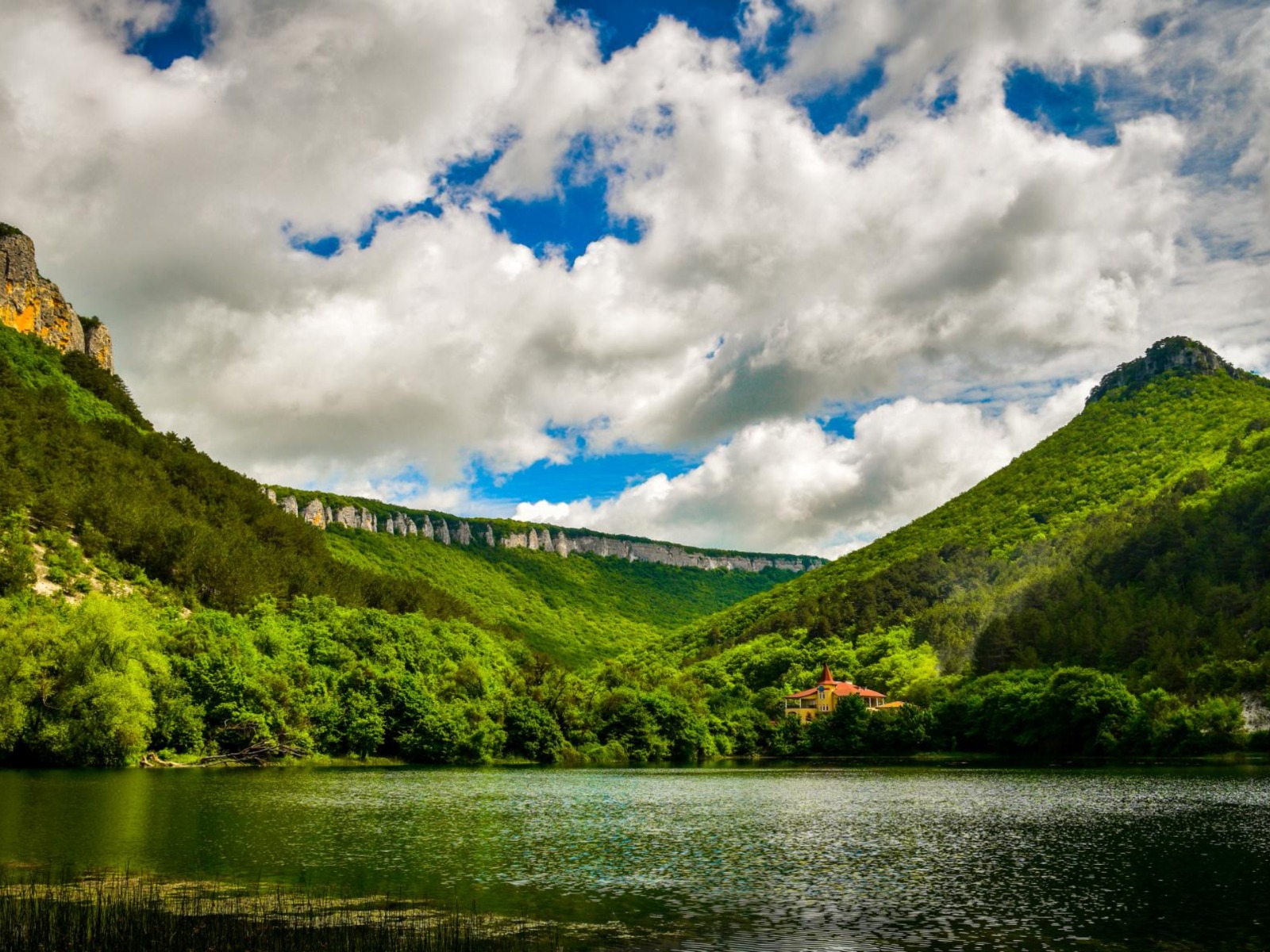 Озеро Девичье у горы Мангуп - живописно в любое время года guidego.ru