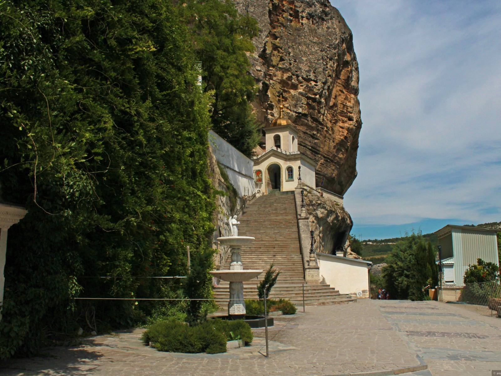 Успенский  монастырь, лестница, ведущая в Успенскую пещерную церковь guidego.ru