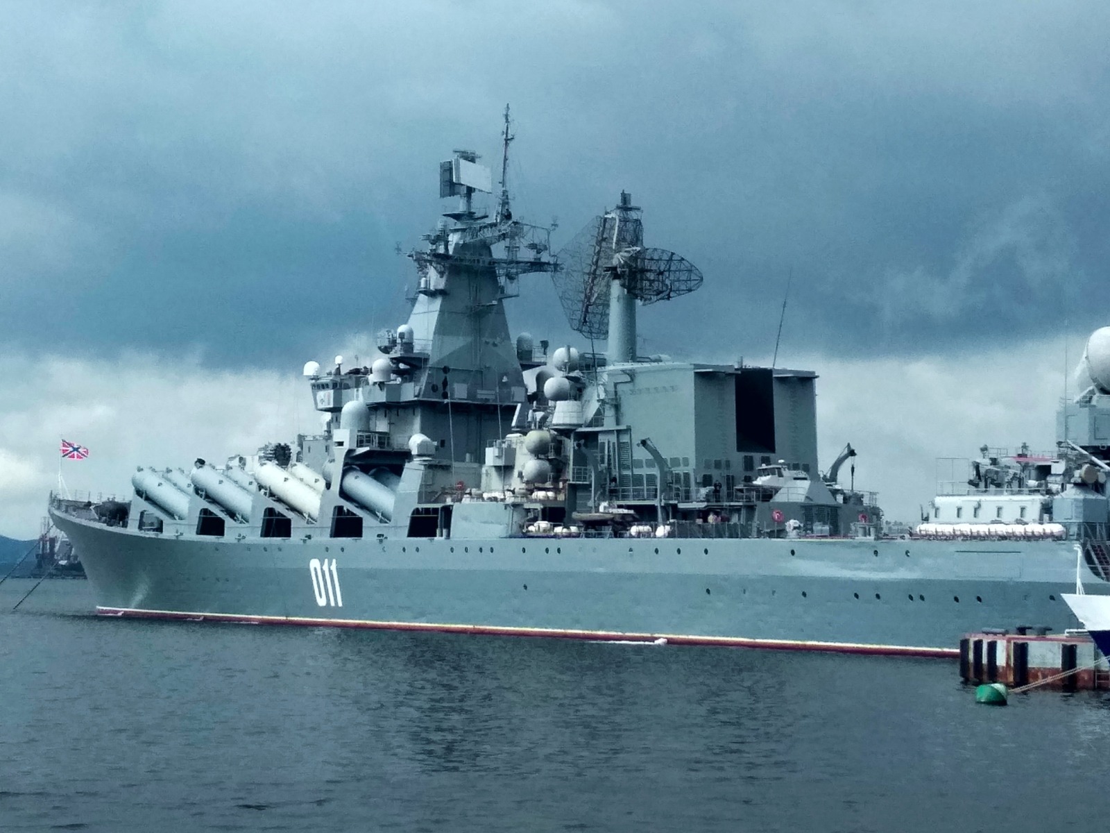 Флагман Тихоокеанского флота, ракетный крейсер "Варяг", на Корабельной набережной  