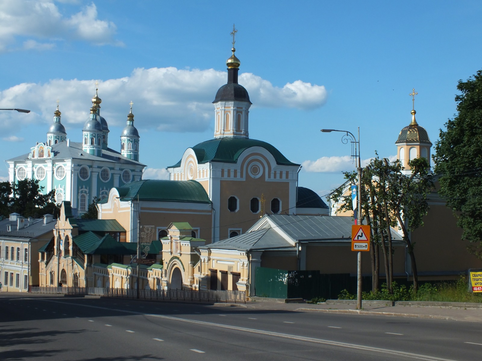 комплекс женского Троицкого монастыря начала 18-го века, в котором в настоящее время  действует Детский дом для девочек при Свято-Троицком монастыре guidego.ru  