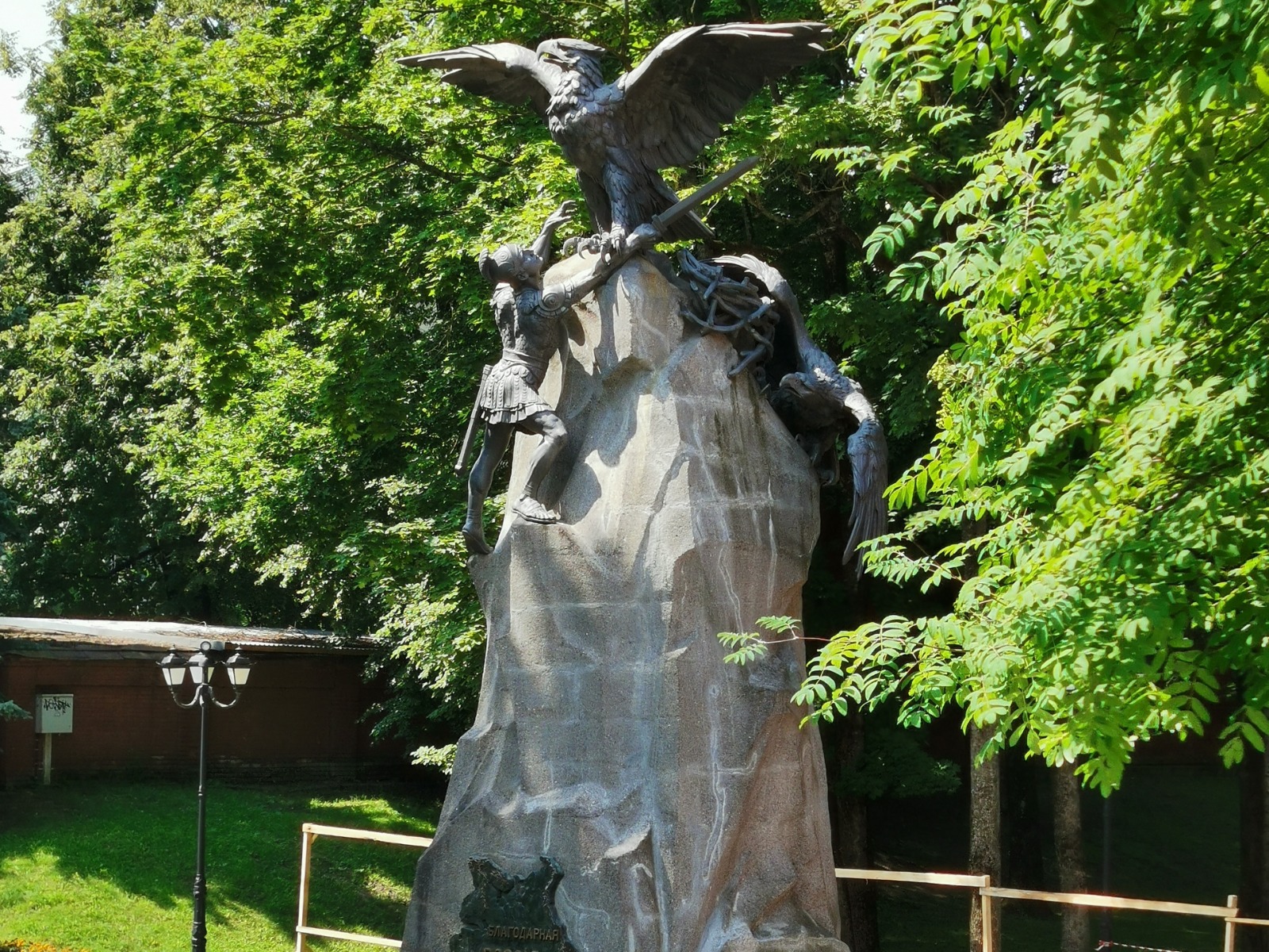 Памятник "с орлами" guidego.ru
