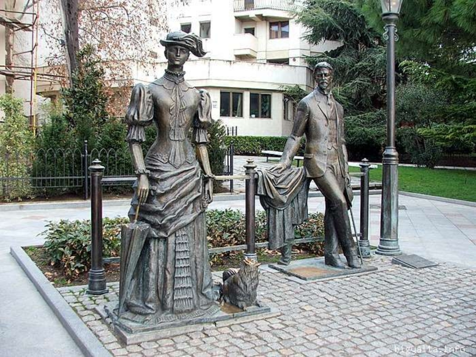 Памятник Дама с собачкой и А.П.Чехов guidego.ru