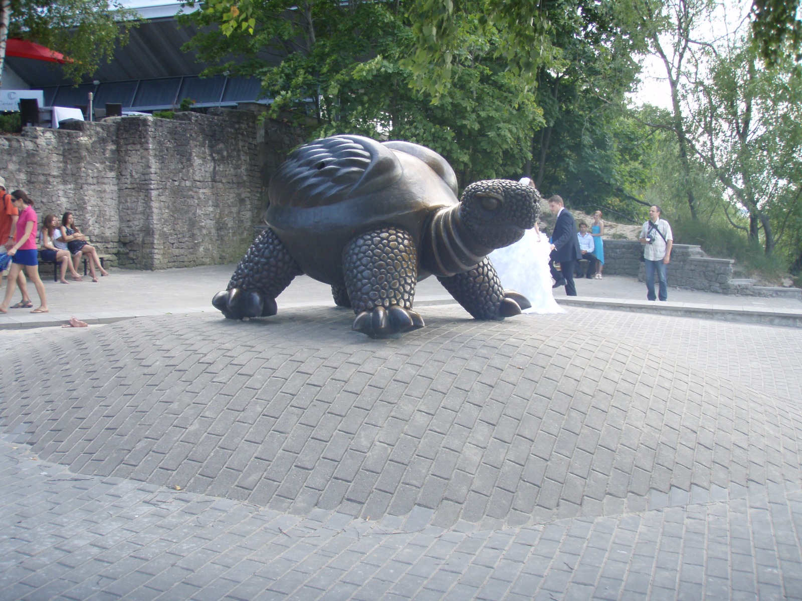 Черепаха - один из символов Юрмалы, перед входом на пляж за отелем Baltic Beach