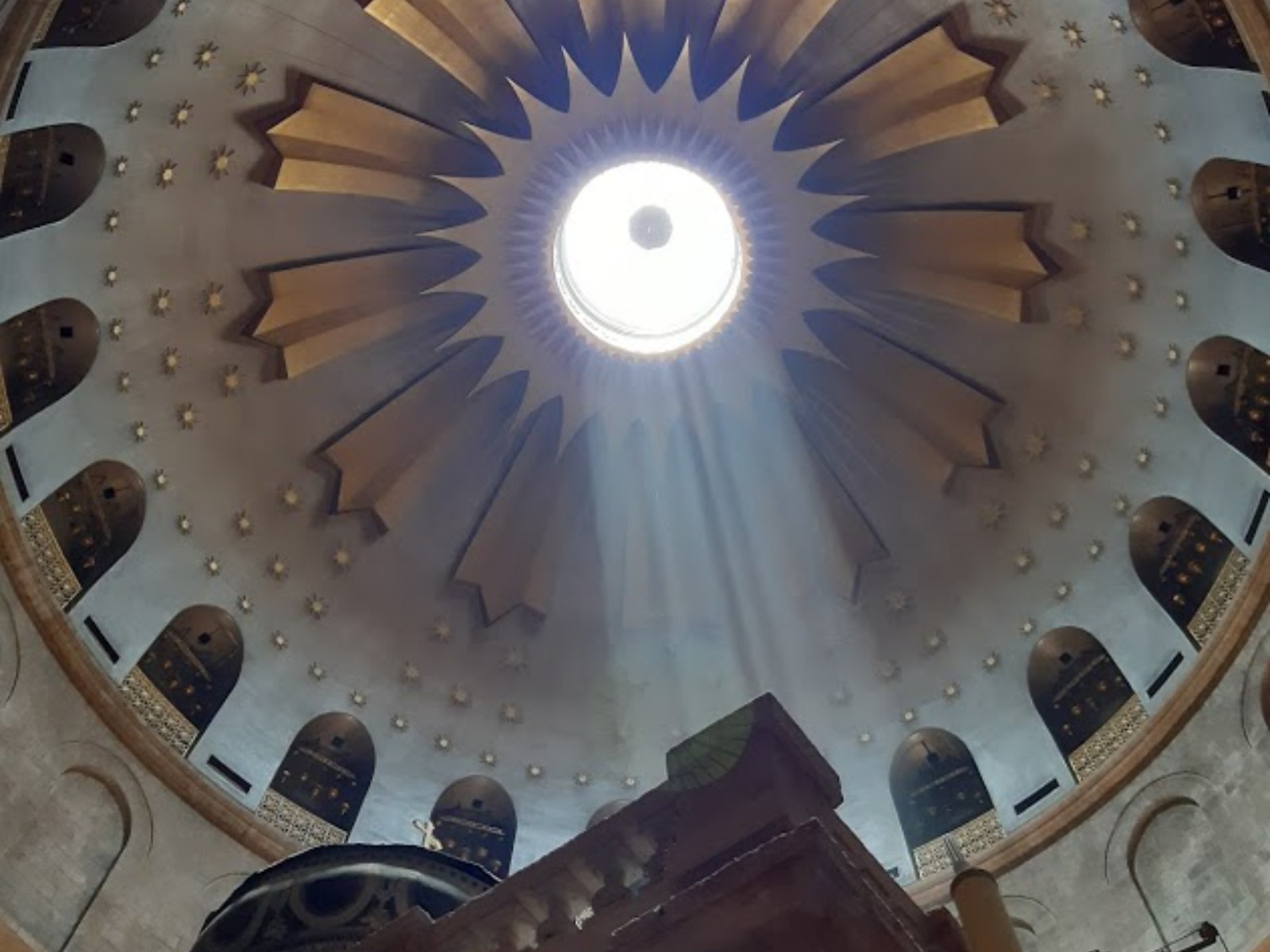 Под куполом Храма Воскресения 