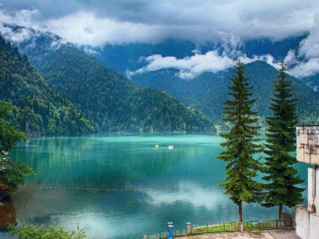 2-дневный тур по Абхазии: озера, водопады, святыни