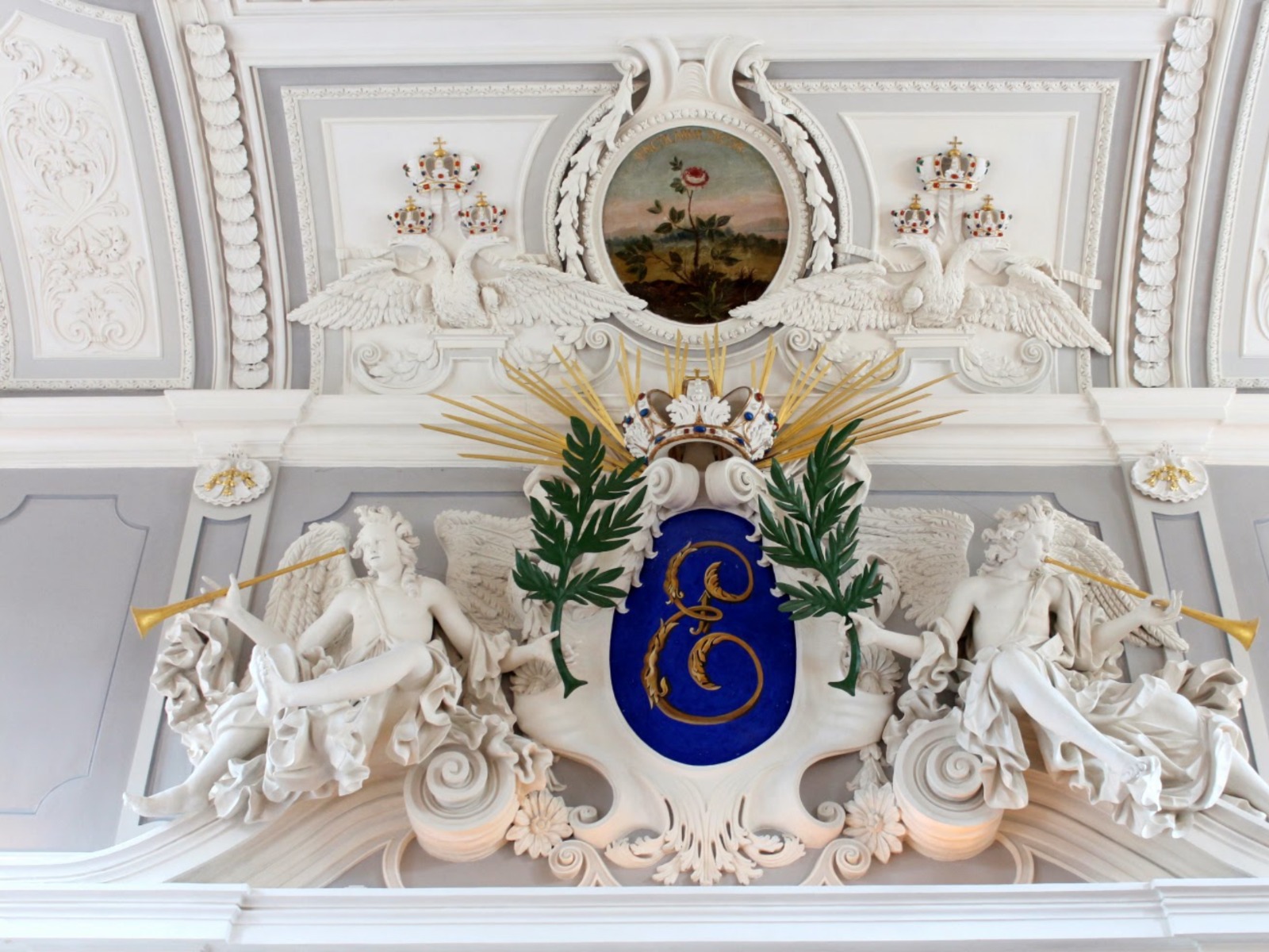Деталь убранства парадного зала с монограммой Екатерины 1  