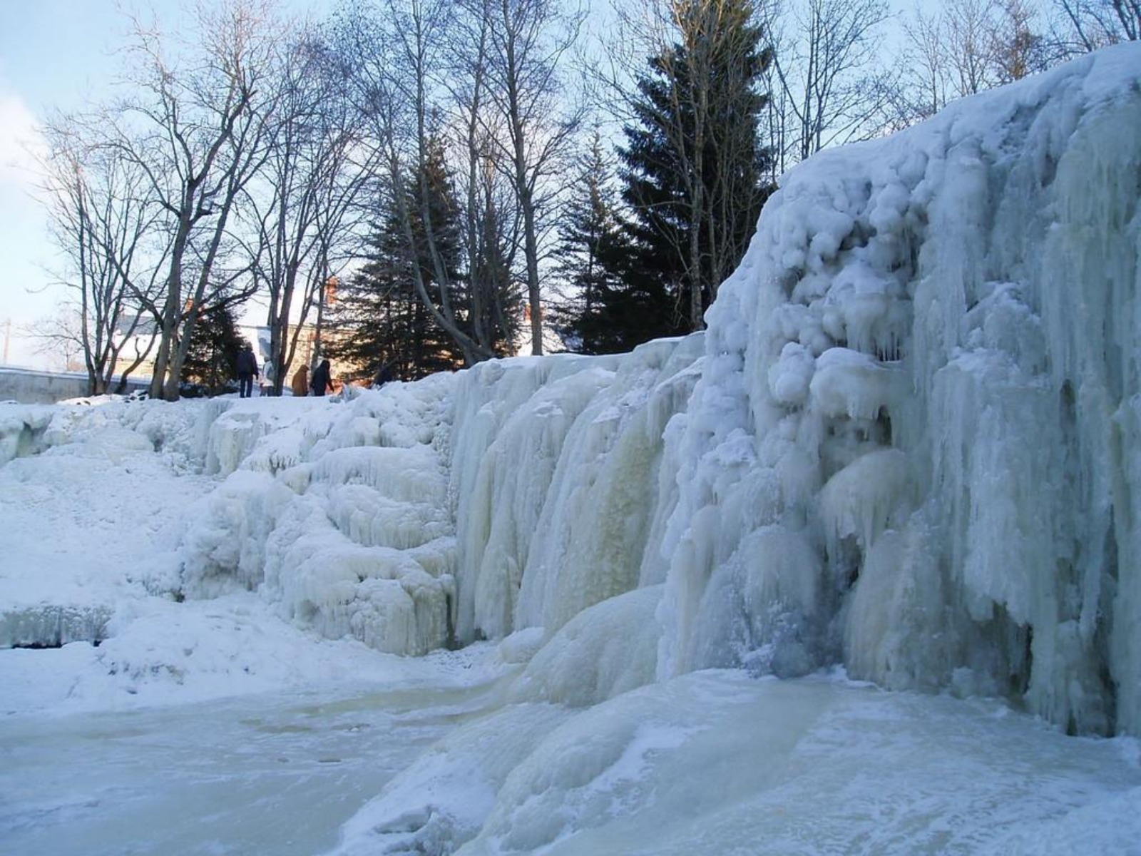 Зимний вид водопада  
