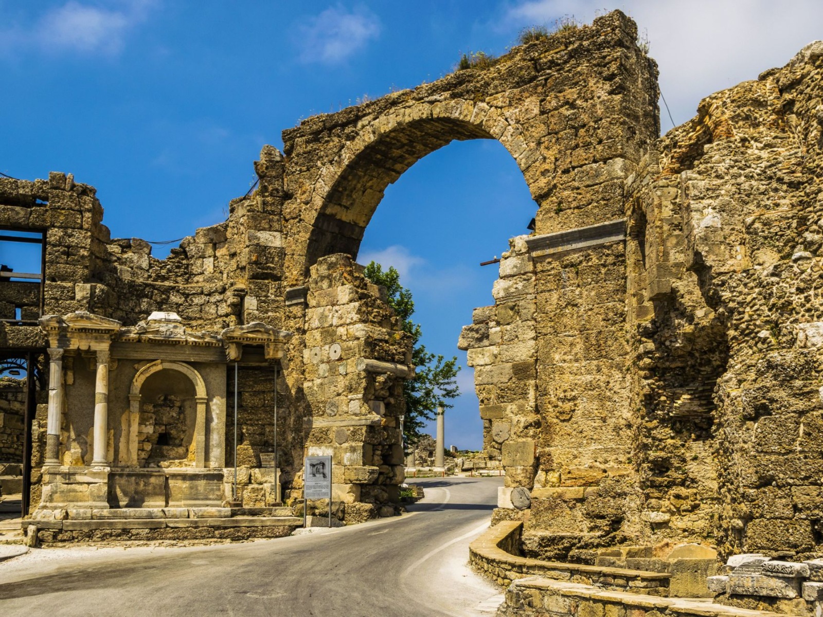 Ворота Веспасиана в Сиде  