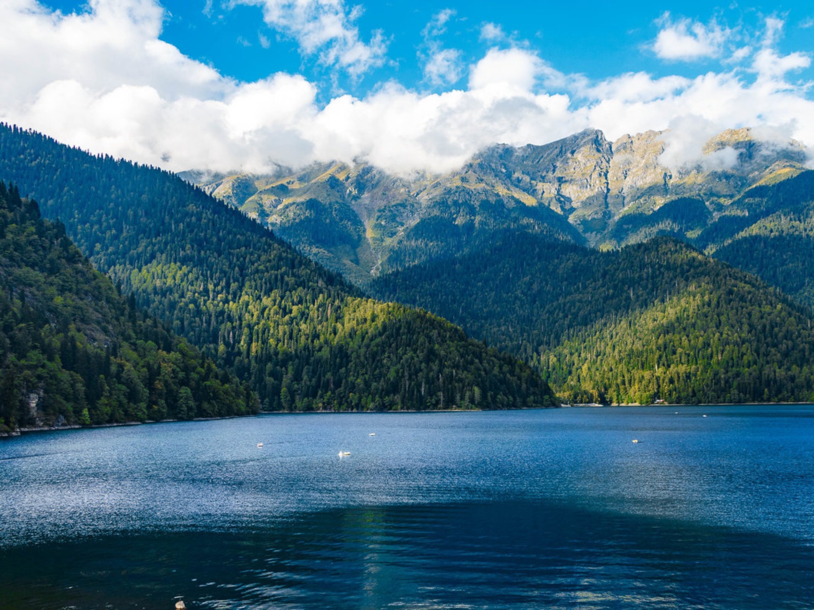 Горная красавица Абхазии - озеро Рица   