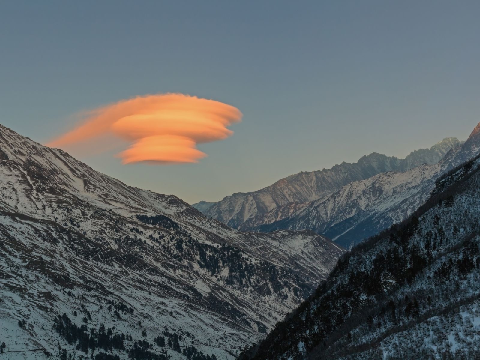 Необычные облака в горах 