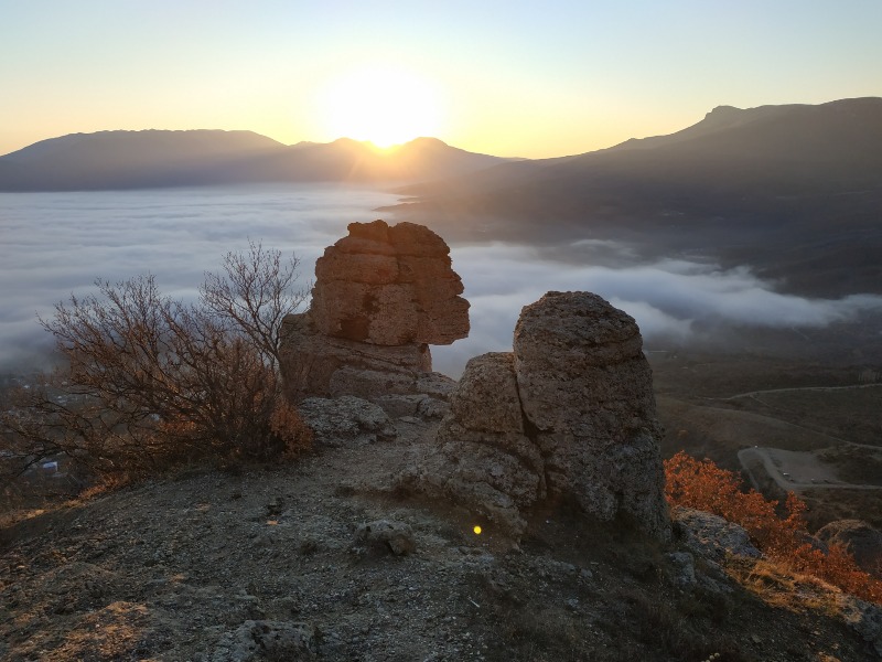Вид с горы Демерджи на Алушту, укрытую туманом
