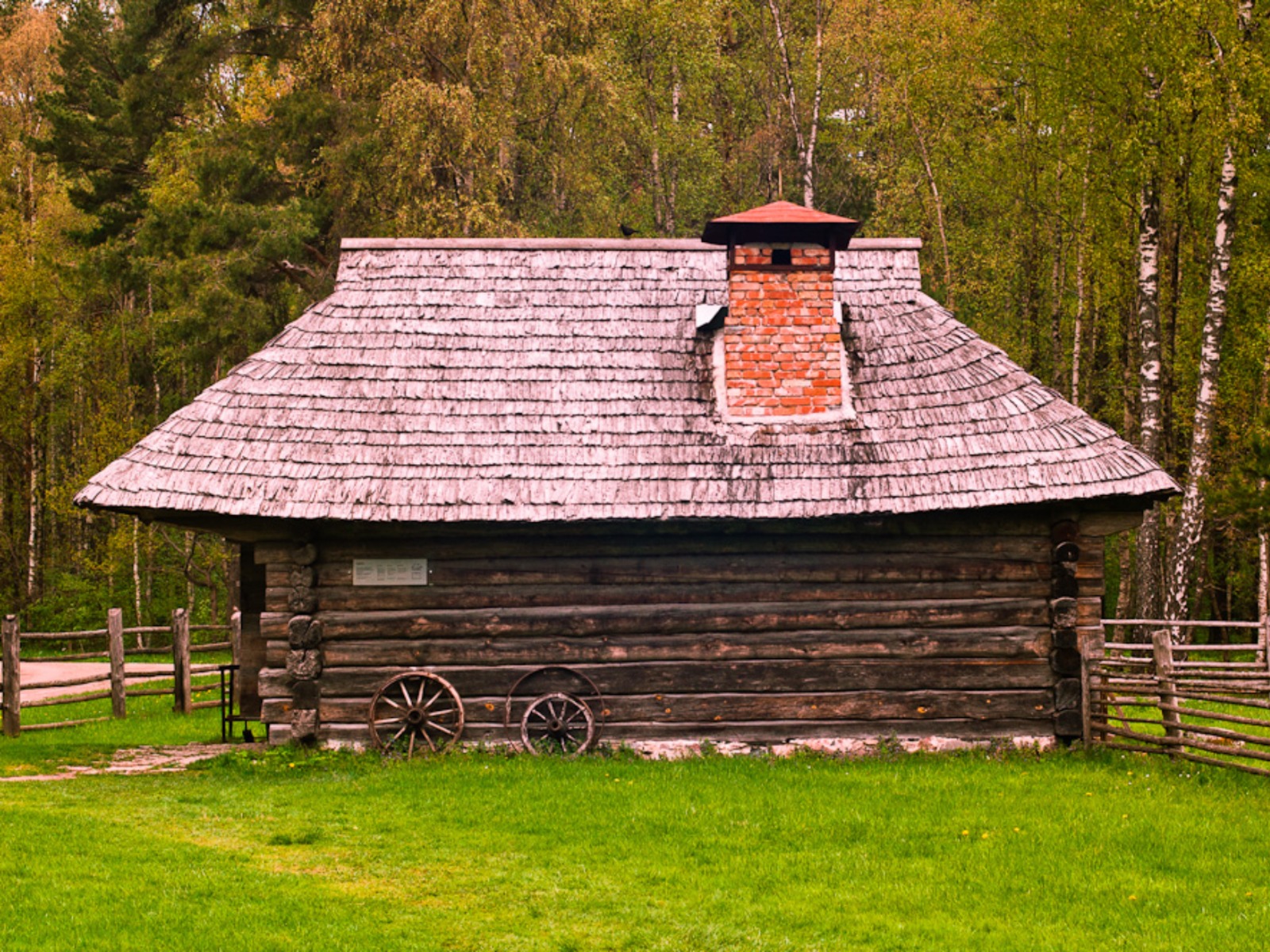 Деревянный дом в музее guidego.ru