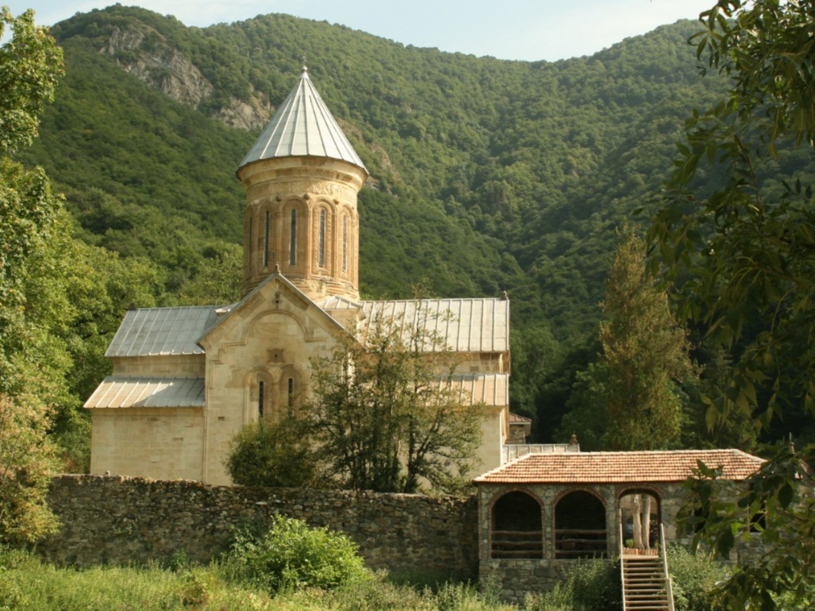 Средневековый монастырь в Кватахеви  