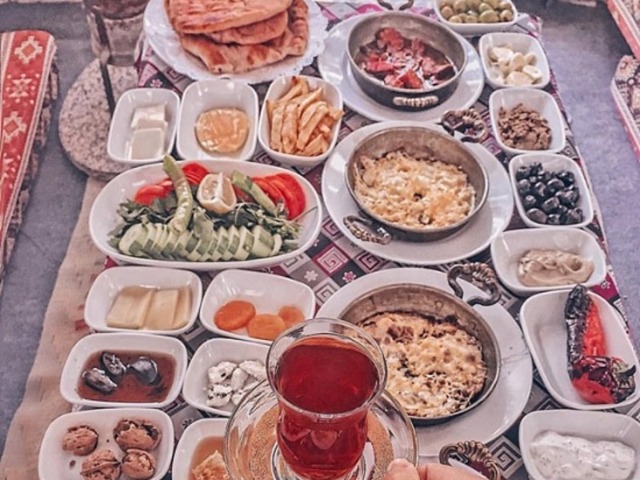 Турецкий завтрак среди скал у горной речки 
