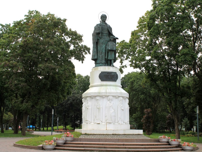 Детский парк. Памятник Святой Ольге 