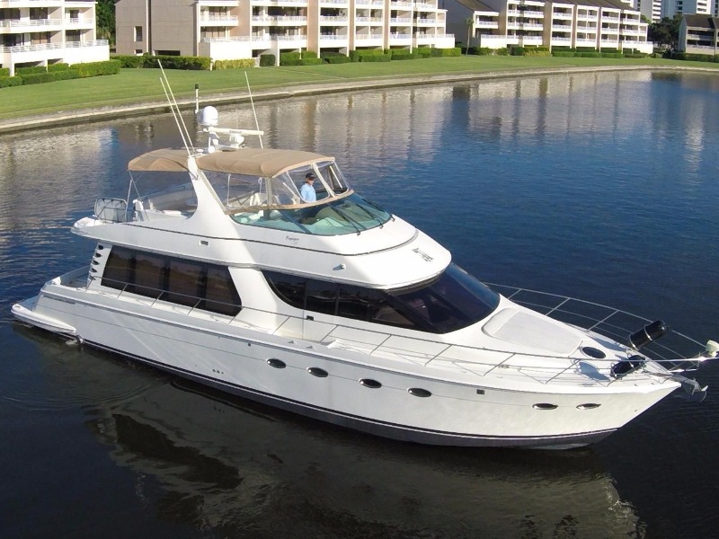 По Черному морю — на luxury-яхте Carver570 Voyager - индивидуальная экскурсия в Сочи длительностью 1 час с количеством участников до 12 человек цена экскурсии 25000₽