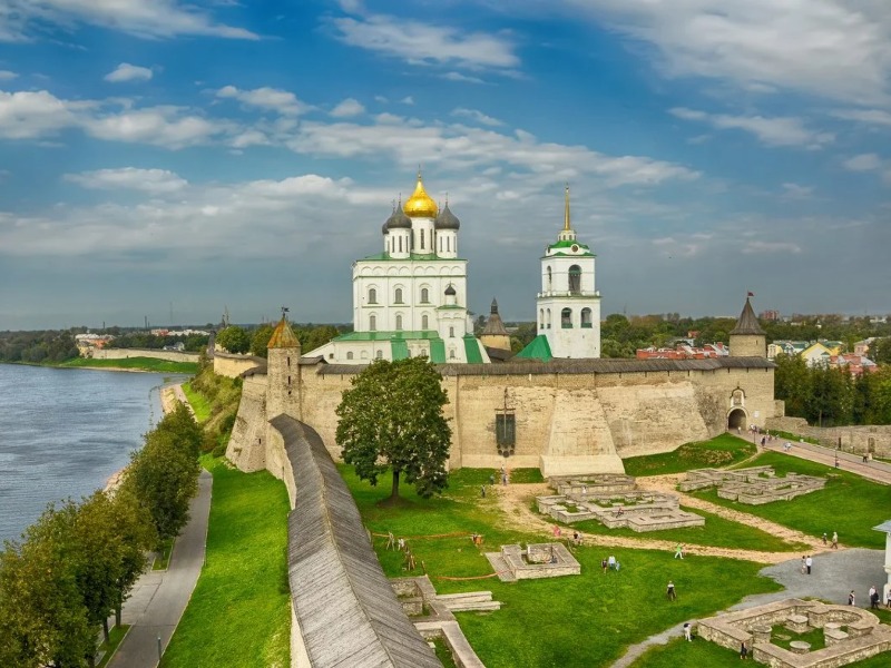 Псков, Изборск, Печоры за один день - индивидуальная экскурсия в Пскове на машине гостей длительностью 9 часов с количеством участников до 6 человек цена экскурсии 14400₽