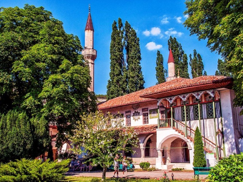 Колоритный Бахчисарай – столица Крымского ханства - индивидуальная экскурсия в Севастополе на машине гида длительностью 6 часов с количеством участников до 4 человек цена экскурсии 10800₽