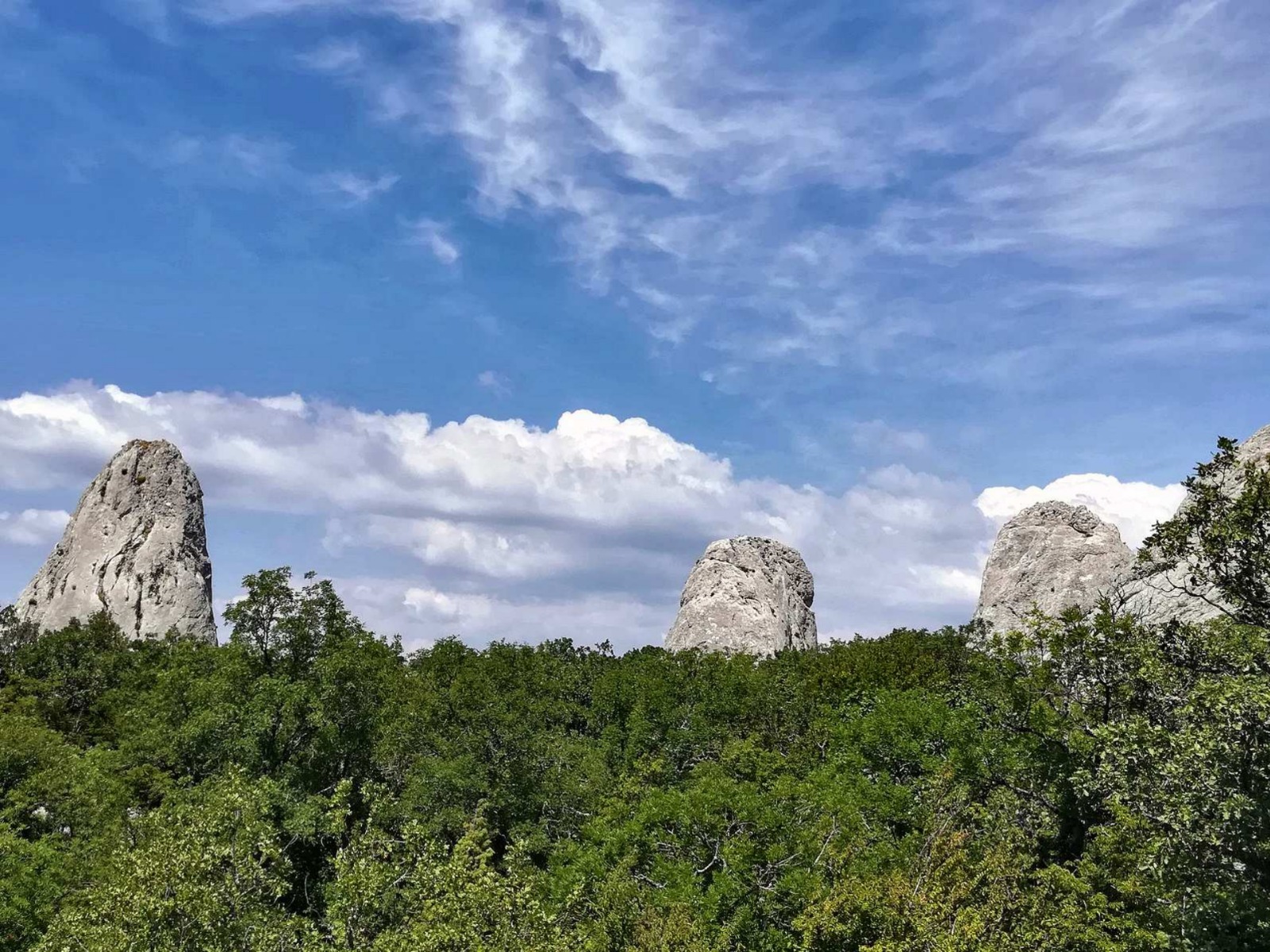 В Крымских горах: каменные "лепестки"  