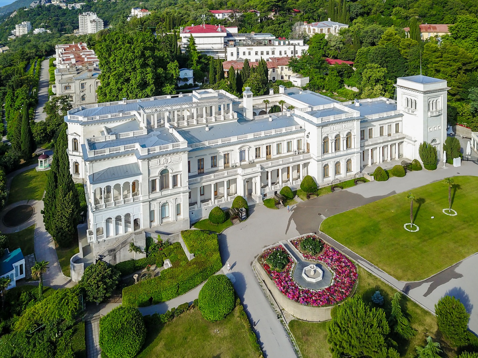 Ливадийский императорский дворец - панорама guidego.ru