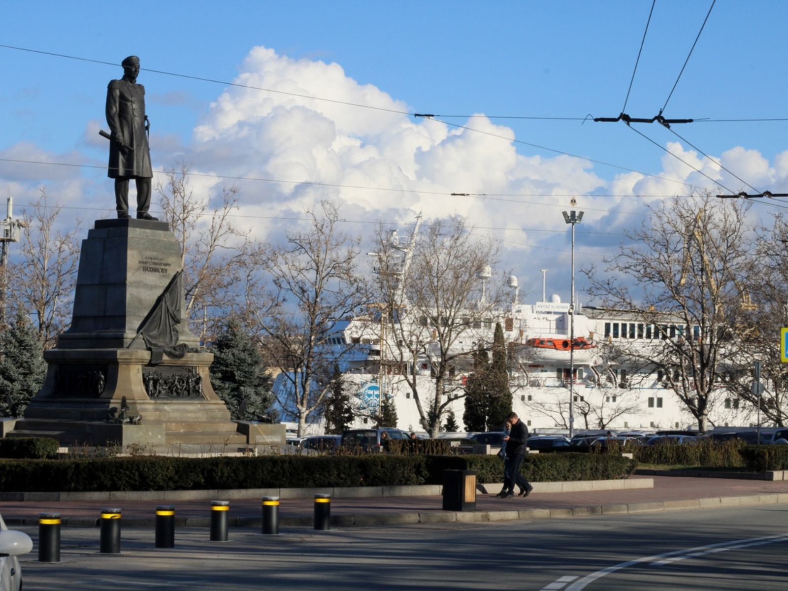 Памятник адмиралу Нахимову  