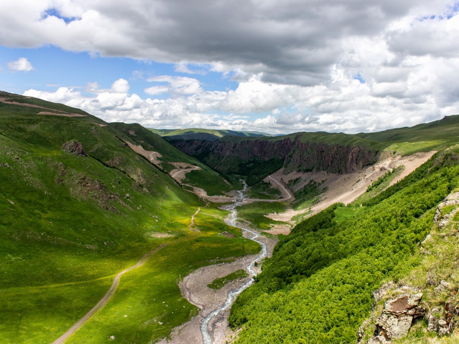 Река Хасаут в предгорьях Большого Кавказа  