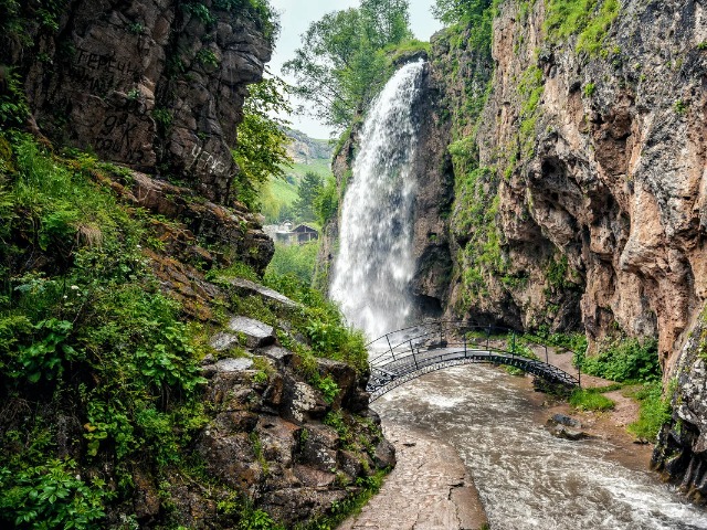 Автотур «Медовые водопады и гора Кольцо»