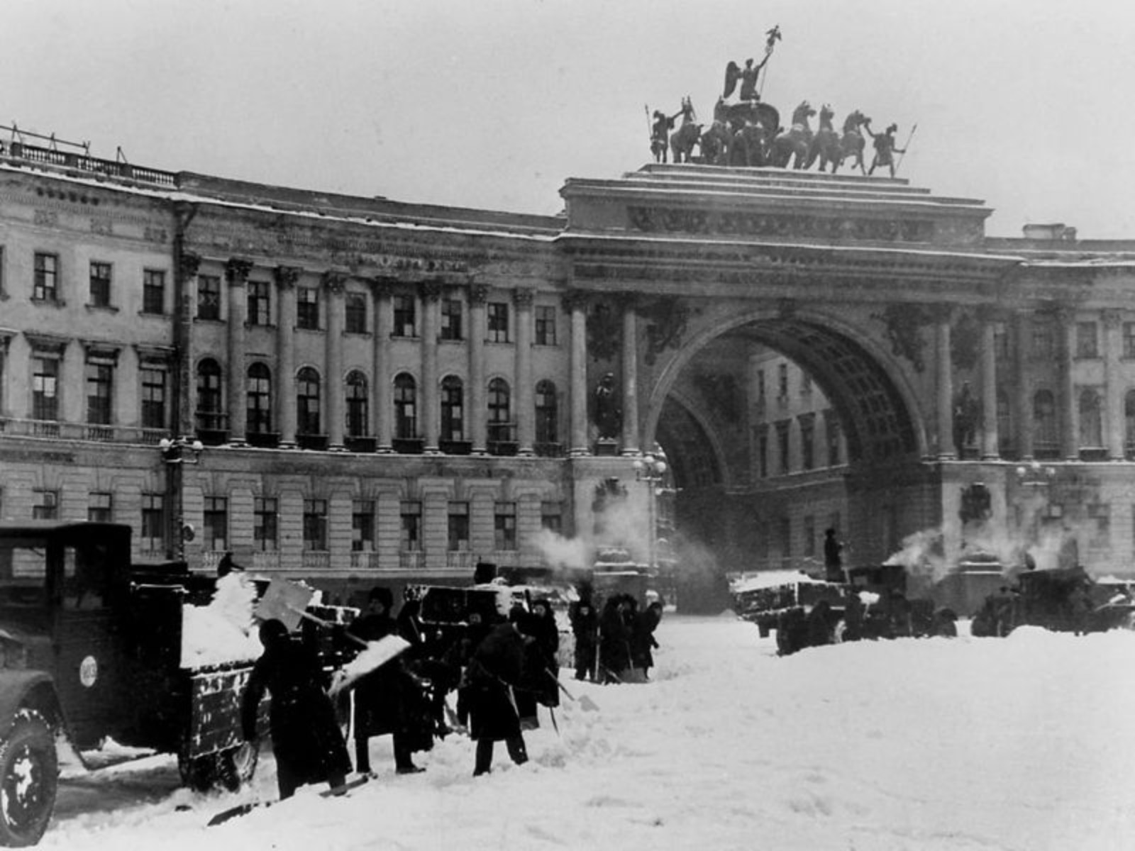 Арка Главного штаба в блокадном Ленинграде  