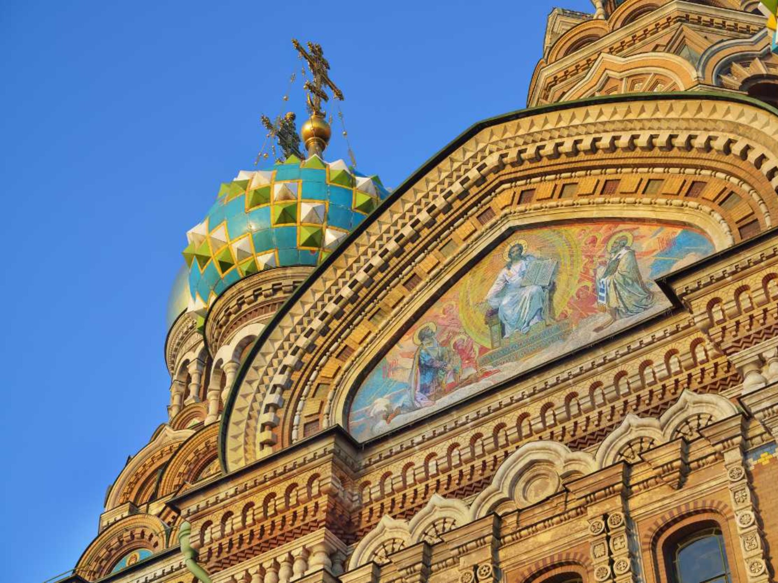 Богатая отделка храмового фасада guidego.ru